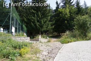 [P20] De aici, de lângă terenul de sport, începe traseul către Peştera Puturosul.  » foto by Utube
 - 
<span class="allrVoted glyphicon glyphicon-heart hidden" id="av777181"></span>
<a class="m-l-10 hidden" id="sv777181" onclick="voting_Foto_DelVot(,777181,3998)" role="button">șterge vot <span class="glyphicon glyphicon-remove"></span></a>
<a id="v9777181" class=" c-red"  onclick="voting_Foto_SetVot(777181)" role="button"><span class="glyphicon glyphicon-heart-empty"></span> <b>LIKE</b> = Votează poza</a> <img class="hidden"  id="f777181W9" src="/imagini/loader.gif" border="0" /><span class="AjErrMes hidden" id="e777181ErM"></span>