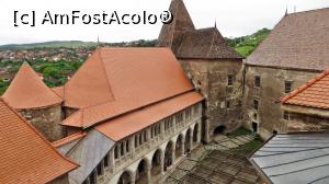 [P11] Curtea interioară văzută de la balconul Turnului Nou de Poartă. La stânga colțul Capelei și vârful Turnului Toboșarilor, la mijloc Palatul Bethlen și Turnul Vechi de Poartă, iar la dreapta Palatul Administrativ (Zolyom)  » foto by Lucien
 - 
<span class="allrVoted glyphicon glyphicon-heart hidden" id="av834189"></span>
<a class="m-l-10 hidden" id="sv834189" onclick="voting_Foto_DelVot(,834189,4000)" role="button">șterge vot <span class="glyphicon glyphicon-remove"></span></a>
<a id="v9834189" class=" c-red"  onclick="voting_Foto_SetVot(834189)" role="button"><span class="glyphicon glyphicon-heart-empty"></span> <b>LIKE</b> = Votează poza</a> <img class="hidden"  id="f834189W9" src="/imagini/loader.gif" border="0" /><span class="AjErrMes hidden" id="e834189ErM"></span>