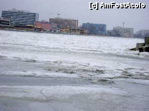 [P29] Mamaia - Vedere de pe digul sudic spre ansamblurile hoteliere. Se remarcă marea îngheţată, ceea ce nu poţi întâlni decât iarna.  » foto by Neptunus
 - 
<span class="allrVoted glyphicon glyphicon-heart hidden" id="av470704"></span>
<a class="m-l-10 hidden" id="sv470704" onclick="voting_Foto_DelVot(,470704,4001)" role="button">șterge vot <span class="glyphicon glyphicon-remove"></span></a>
<a id="v9470704" class=" c-red"  onclick="voting_Foto_SetVot(470704)" role="button"><span class="glyphicon glyphicon-heart-empty"></span> <b>LIKE</b> = Votează poza</a> <img class="hidden"  id="f470704W9" src="/imagini/loader.gif" border="0" /><span class="AjErrMes hidden" id="e470704ErM"></span>