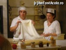 [P16] Cafeneaua unde se prepara strudelul vienez la Palatul Schonbrunn, cu panza l-a 'descarcat' pe blat » foto by magdalena
 - 
<span class="allrVoted glyphicon glyphicon-heart hidden" id="av116561"></span>
<a class="m-l-10 hidden" id="sv116561" onclick="voting_Foto_DelVot(,116561,4023)" role="button">șterge vot <span class="glyphicon glyphicon-remove"></span></a>
<a id="v9116561" class=" c-red"  onclick="voting_Foto_SetVot(116561)" role="button"><span class="glyphicon glyphicon-heart-empty"></span> <b>LIKE</b> = Votează poza</a> <img class="hidden"  id="f116561W9" src="/imagini/loader.gif" border="0" /><span class="AjErrMes hidden" id="e116561ErM"></span>