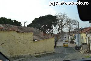 [P28] Pozata la coborarea in drumul principal - intersectia cu giratoriul/insulita cu copaci despre care vorbeam. Daca ati fi mers la stanga, cativa zeci de metri, dati in parcarea din fata telefericului. E usor de gasit acest drumulet.  » foto by TraianS
 - 
<span class="allrVoted glyphicon glyphicon-heart hidden" id="av504604"></span>
<a class="m-l-10 hidden" id="sv504604" onclick="voting_Foto_DelVot(,504604,4030)" role="button">șterge vot <span class="glyphicon glyphicon-remove"></span></a>
<a id="v9504604" class=" c-red"  onclick="voting_Foto_SetVot(504604)" role="button"><span class="glyphicon glyphicon-heart-empty"></span> <b>LIKE</b> = Votează poza</a> <img class="hidden"  id="f504604W9" src="/imagini/loader.gif" border="0" /><span class="AjErrMes hidden" id="e504604ErM"></span>