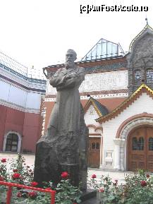 [P12] Statuia lui Pavel Tretiakov in fata muzeului » foto by Michi
 - 
<span class="allrVoted glyphicon glyphicon-heart hidden" id="av304802"></span>
<a class="m-l-10 hidden" id="sv304802" onclick="voting_Foto_DelVot(,304802,4056)" role="button">șterge vot <span class="glyphicon glyphicon-remove"></span></a>
<a id="v9304802" class=" c-red"  onclick="voting_Foto_SetVot(304802)" role="button"><span class="glyphicon glyphicon-heart-empty"></span> <b>LIKE</b> = Votează poza</a> <img class="hidden"  id="f304802W9" src="/imagini/loader.gif" border="0" /><span class="AjErrMes hidden" id="e304802ErM"></span>