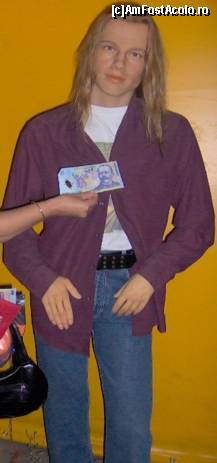 [P18] Brad Pitt primind o sumă de bani în momentul fotografierii. » foto by adigogu
 - 
<span class="allrVoted glyphicon glyphicon-heart hidden" id="av105518"></span>
<a class="m-l-10 hidden" id="sv105518" onclick="voting_Foto_DelVot(,105518,4057)" role="button">șterge vot <span class="glyphicon glyphicon-remove"></span></a>
<a id="v9105518" class=" c-red"  onclick="voting_Foto_SetVot(105518)" role="button"><span class="glyphicon glyphicon-heart-empty"></span> <b>LIKE</b> = Votează poza</a> <img class="hidden"  id="f105518W9" src="/imagini/loader.gif" border="0" /><span class="AjErrMes hidden" id="e105518ErM"></span>