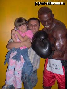 [P04] Eu în braţe cu nepoata mea alături de un exponat. » foto by adigogu
 - 
<span class="allrVoted glyphicon glyphicon-heart hidden" id="av105496"></span>
<a class="m-l-10 hidden" id="sv105496" onclick="voting_Foto_DelVot(,105496,4057)" role="button">șterge vot <span class="glyphicon glyphicon-remove"></span></a>
<a id="v9105496" class=" c-red"  onclick="voting_Foto_SetVot(105496)" role="button"><span class="glyphicon glyphicon-heart-empty"></span> <b>LIKE</b> = Votează poza</a> <img class="hidden"  id="f105496W9" src="/imagini/loader.gif" border="0" /><span class="AjErrMes hidden" id="e105496ErM"></span>