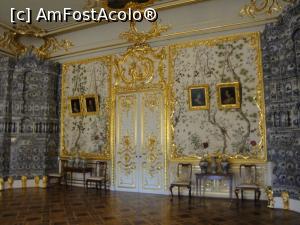 [P19] Sala de desen chinezesc apartinea apartamentelor imperiale private si se numeste asa datorita captuselii de matase care insa a fost pierduta si inlocuita cu damasc alb. Picturile si mobilierul care a supravietuit dupa evacuare, au fost readuse in locurile lor: splendide portrete ale lui Petru cel » foto by geani anto
 - 
<span class="allrVoted glyphicon glyphicon-heart hidden" id="av1118080"></span>
<a class="m-l-10 hidden" id="sv1118080" onclick="voting_Foto_DelVot(,1118080,4057)" role="button">șterge vot <span class="glyphicon glyphicon-remove"></span></a>
<a id="v91118080" class=" c-red"  onclick="voting_Foto_SetVot(1118080)" role="button"><span class="glyphicon glyphicon-heart-empty"></span> <b>LIKE</b> = Votează poza</a> <img class="hidden"  id="f1118080W9" src="/imagini/loader.gif" border="0" /><span class="AjErrMes hidden" id="e1118080ErM"></span>