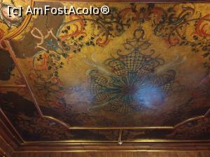 [P18] Pictura decorativa a tavanului din salonul din lemn de nuc este executata pe panza intr-o gama eleganta de tonuri de corai-rosu si verde-masliniu, reprezentand ghirlande de flori impletite, pene, chipuri de femei si figuri pe jumatate de pasare/jumatate umane.  » foto by geani anto
 - 
<span class="allrVoted glyphicon glyphicon-heart hidden" id="av1130738"></span>
<a class="m-l-10 hidden" id="sv1130738" onclick="voting_Foto_DelVot(,1130738,4057)" role="button">șterge vot <span class="glyphicon glyphicon-remove"></span></a>
<a id="v91130738" class=" c-red"  onclick="voting_Foto_SetVot(1130738)" role="button"><span class="glyphicon glyphicon-heart-empty"></span> <b>LIKE</b> = Votează poza</a> <img class="hidden"  id="f1130738W9" src="/imagini/loader.gif" border="0" /><span class="AjErrMes hidden" id="e1130738ErM"></span>