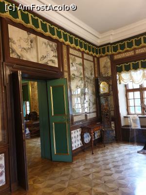 [P22] Sala de mese din apartamentele Dariei Menshikova are in partea de sus peretii acoperiti cu paneluri dintr-o matase chinezeasca foarte rara pictata folosind culori obtinute natural din plante si minerale, montate in rame de stejar.  » foto by geani anto
 - 
<span class="allrVoted glyphicon glyphicon-heart hidden" id="av1130743"></span>
<a class="m-l-10 hidden" id="sv1130743" onclick="voting_Foto_DelVot(,1130743,4057)" role="button">șterge vot <span class="glyphicon glyphicon-remove"></span></a>
<a id="v91130743" class=" c-red"  onclick="voting_Foto_SetVot(1130743)" role="button"><span class="glyphicon glyphicon-heart-empty"></span> <b>LIKE</b> = Votează poza</a> <img class="hidden"  id="f1130743W9" src="/imagini/loader.gif" border="0" /><span class="AjErrMes hidden" id="e1130743ErM"></span>