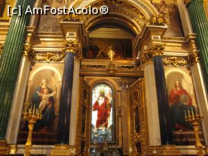 [P09] Printre coloanele de malachit verde, doua coloane albastre din lapis lazuli marginesc intrarea folosita doar de episcop sau preot. In zona inferioara, peretii sunt acoperiti de mozaicuri, iar in spatele usilor aurite din bronz se afla un vitraliu cu Hristos.  » foto by geani anto
 - 
<span class="allrVoted glyphicon glyphicon-heart hidden" id="av1134844"></span>
<a class="m-l-10 hidden" id="sv1134844" onclick="voting_Foto_DelVot(,1134844,4057)" role="button">șterge vot <span class="glyphicon glyphicon-remove"></span></a>
<a id="v91134844" class=" c-red"  onclick="voting_Foto_SetVot(1134844)" role="button"><span class="glyphicon glyphicon-heart-empty"></span> <b>LIKE</b> = Votează poza</a> <img class="hidden"  id="f1134844W9" src="/imagini/loader.gif" border="0" /><span class="AjErrMes hidden" id="e1134844ErM"></span>