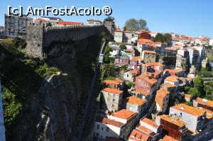 [P21] funicularul care usureaza accesul de la baza podului dinspre Rua da Ribeira Negra catre zonele mai inalte din zona Batalha si in latereal se vad zidurile castelului Muralha Fernandina » foto by alunelu69
 - 
<span class="allrVoted glyphicon glyphicon-heart hidden" id="av858082"></span>
<a class="m-l-10 hidden" id="sv858082" onclick="voting_Foto_DelVot(,858082,4082)" role="button">șterge vot <span class="glyphicon glyphicon-remove"></span></a>
<a id="v9858082" class=" c-red"  onclick="voting_Foto_SetVot(858082)" role="button"><span class="glyphicon glyphicon-heart-empty"></span> <b>LIKE</b> = Votează poza</a> <img class="hidden"  id="f858082W9" src="/imagini/loader.gif" border="0" /><span class="AjErrMes hidden" id="e858082ErM"></span>