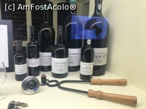 [P17] Sticle de vin și o ustensilă cu care se taie gâtul vinului, fără să fie scos dopul. Era prezentat un film cu această operație. » foto by Mika
 - 
<span class="allrVoted glyphicon glyphicon-heart hidden" id="av1162825"></span>
<a class="m-l-10 hidden" id="sv1162825" onclick="voting_Foto_DelVot(,1162825,4082)" role="button">șterge vot <span class="glyphicon glyphicon-remove"></span></a>
<a id="v91162825" class=" c-red"  onclick="voting_Foto_SetVot(1162825)" role="button"><span class="glyphicon glyphicon-heart-empty"></span> <b>LIKE</b> = Votează poza</a> <img class="hidden"  id="f1162825W9" src="/imagini/loader.gif" border="0" /><span class="AjErrMes hidden" id="e1162825ErM"></span>