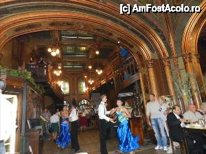 [P15] Caru cu bere. Privind inspre bar.  » foto by TraianS
 - 
<span class="allrVoted glyphicon glyphicon-heart hidden" id="av481080"></span>
<a class="m-l-10 hidden" id="sv481080" onclick="voting_Foto_DelVot(,481080,4083)" role="button">șterge vot <span class="glyphicon glyphicon-remove"></span></a>
<a id="v9481080" class=" c-red"  onclick="voting_Foto_SetVot(481080)" role="button"><span class="glyphicon glyphicon-heart-empty"></span> <b>LIKE</b> = Votează poza</a> <img class="hidden"  id="f481080W9" src="/imagini/loader.gif" border="0" /><span class="AjErrMes hidden" id="e481080ErM"></span>