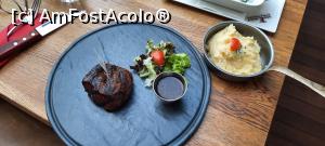 [P07] București, Red Angus Steak House, Red Angus Tenderloin “Dry Aged”, Piure de cartofi cu unt » foto by mprofeanu
 - 
<span class="allrVoted glyphicon glyphicon-heart hidden" id="av1390048"></span>
<a class="m-l-10 hidden" id="sv1390048" onclick="voting_Foto_DelVot(,1390048,4083)" role="button">șterge vot <span class="glyphicon glyphicon-remove"></span></a>
<a id="v91390048" class=" c-red"  onclick="voting_Foto_SetVot(1390048)" role="button"><span class="glyphicon glyphicon-heart-empty"></span> <b>LIKE</b> = Votează poza</a> <img class="hidden"  id="f1390048W9" src="/imagini/loader.gif" border="0" /><span class="AjErrMes hidden" id="e1390048ErM"></span>