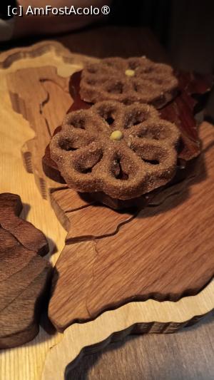 [P08] Restaurant Noua - România culinară, sub petalele acestei flori, o cremă de vinete delicioasă » foto by Dragoș_MD
 - 
<span class="allrVoted glyphicon glyphicon-heart hidden" id="av1464188"></span>
<a class="m-l-10 hidden" id="sv1464188" onclick="voting_Foto_DelVot(,1464188,4083)" role="button">șterge vot <span class="glyphicon glyphicon-remove"></span></a>
<a id="v91464188" class=" c-red"  onclick="voting_Foto_SetVot(1464188)" role="button"><span class="glyphicon glyphicon-heart-empty"></span> <b>LIKE</b> = Votează poza</a> <img class="hidden"  id="f1464188W9" src="/imagini/loader.gif" border="0" /><span class="AjErrMes hidden" id="e1464188ErM"></span>