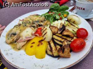 [P14] pui cu legume la gratar » foto by silvia tudoran
 - 
<span class="allrVoted glyphicon glyphicon-heart hidden" id="av1323422"></span>
<a class="m-l-10 hidden" id="sv1323422" onclick="voting_Foto_DelVot(,1323422,4083)" role="button">șterge vot <span class="glyphicon glyphicon-remove"></span></a>
<a id="v91323422" class=" c-red"  onclick="voting_Foto_SetVot(1323422)" role="button"><span class="glyphicon glyphicon-heart-empty"></span> <b>LIKE</b> = Votează poza</a> <img class="hidden"  id="f1323422W9" src="/imagini/loader.gif" border="0" /><span class="AjErrMes hidden" id="e1323422ErM"></span>