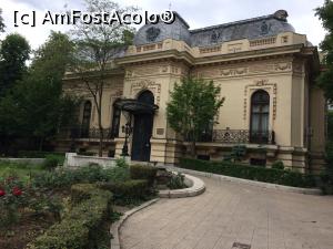 [P01] Casa Oamenilor de Stiinta- Casa Assan din Piata Lahovari. Intrarea dinspre strada.  » foto by Floria
 - 
<span class="allrVoted glyphicon glyphicon-heart hidden" id="av854990"></span>
<a class="m-l-10 hidden" id="sv854990" onclick="voting_Foto_DelVot(,854990,4083)" role="button">șterge vot <span class="glyphicon glyphicon-remove"></span></a>
<a id="v9854990" class=" c-red"  onclick="voting_Foto_SetVot(854990)" role="button"><span class="glyphicon glyphicon-heart-empty"></span> <b>LIKE</b> = Votează poza</a> <img class="hidden"  id="f854990W9" src="/imagini/loader.gif" border="0" /><span class="AjErrMes hidden" id="e854990ErM"></span>