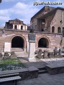 [P35] Statuia lui Vlad Tepes, aflata in fata Curtii Domnesti, cetate ce a primit-o de la Mircea cel Batran si pe care o va face resedinta domneasca. Noroc cu mitul Dracula, asa mai ajung strainii sa ne cunoasca tara, istoria, frumusetea locurilor natale! » foto by trandafir 1970*
 - 
<span class="allrVoted glyphicon glyphicon-heart hidden" id="av98796"></span>
<a class="m-l-10 hidden" id="sv98796" onclick="voting_Foto_DelVot(,98796,4083)" role="button">șterge vot <span class="glyphicon glyphicon-remove"></span></a>
<a id="v998796" class=" c-red"  onclick="voting_Foto_SetVot(98796)" role="button"><span class="glyphicon glyphicon-heart-empty"></span> <b>LIKE</b> = Votează poza</a> <img class="hidden"  id="f98796W9" src="/imagini/loader.gif" border="0" /><span class="AjErrMes hidden" id="e98796ErM"></span>