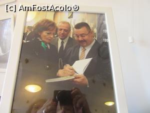 [P18] Fotografie cu principesa Margareta semnând în Cartea de Onoare » foto by Michi
 - 
<span class="allrVoted glyphicon glyphicon-heart hidden" id="av775170"></span>
<a class="m-l-10 hidden" id="sv775170" onclick="voting_Foto_DelVot(,775170,4083)" role="button">șterge vot <span class="glyphicon glyphicon-remove"></span></a>
<a id="v9775170" class=" c-red"  onclick="voting_Foto_SetVot(775170)" role="button"><span class="glyphicon glyphicon-heart-empty"></span> <b>LIKE</b> = Votează poza</a> <img class="hidden"  id="f775170W9" src="/imagini/loader.gif" border="0" /><span class="AjErrMes hidden" id="e775170ErM"></span>