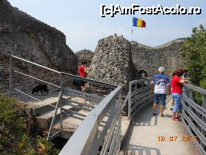 [P45] Cetatea Poienari - Vizitatori și un câine.  » foto by iulianic
 - 
<span class="allrVoted glyphicon glyphicon-heart hidden" id="av695001"></span>
<a class="m-l-10 hidden" id="sv695001" onclick="voting_Foto_DelVot(,695001,4095)" role="button">șterge vot <span class="glyphicon glyphicon-remove"></span></a>
<a id="v9695001" class=" c-red"  onclick="voting_Foto_SetVot(695001)" role="button"><span class="glyphicon glyphicon-heart-empty"></span> <b>LIKE</b> = Votează poza</a> <img class="hidden"  id="f695001W9" src="/imagini/loader.gif" border="0" /><span class="AjErrMes hidden" id="e695001ErM"></span>