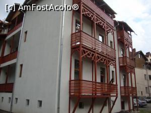 [P16] Noi am fost cazați la primul nivel; soția privește din balcon către parcarea vilei. La demisolul vilei nu sunt amenajate spații de cazare. » foto by Floryn81
 - 
<span class="allrVoted glyphicon glyphicon-heart hidden" id="av722020"></span>
<a class="m-l-10 hidden" id="sv722020" onclick="voting_Foto_DelVot(,722020,4158)" role="button">șterge vot <span class="glyphicon glyphicon-remove"></span></a>
<a id="v9722020" class=" c-red"  onclick="voting_Foto_SetVot(722020)" role="button"><span class="glyphicon glyphicon-heart-empty"></span> <b>LIKE</b> = Votează poza</a> <img class="hidden"  id="f722020W9" src="/imagini/loader.gif" border="0" /><span class="AjErrMes hidden" id="e722020ErM"></span>