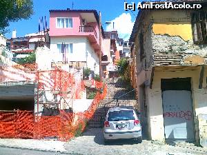 [P26] Vedere din str. Akropoleos in sus spre scarile care duc in str. Periandrou si de acolo tot pe scari pe str. Xanthippou, se ajunge in str. Eptapirgiou » foto by calator2000
 - 
<span class="allrVoted glyphicon glyphicon-heart hidden" id="av566770"></span>
<a class="m-l-10 hidden" id="sv566770" onclick="voting_Foto_DelVot(,566770,4165)" role="button">șterge vot <span class="glyphicon glyphicon-remove"></span></a>
<a id="v9566770" class=" c-red"  onclick="voting_Foto_SetVot(566770)" role="button"><span class="glyphicon glyphicon-heart-empty"></span> <b>LIKE</b> = Votează poza</a> <img class="hidden"  id="f566770W9" src="/imagini/loader.gif" border="0" /><span class="AjErrMes hidden" id="e566770ErM"></span>