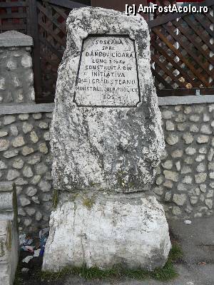 [P01] Micul monument ce marchează începutul drumului către Dâmbovicioara » foto by Claudiu U.
 - 
<span class="allrVoted glyphicon glyphicon-heart hidden" id="av414606"></span>
<a class="m-l-10 hidden" id="sv414606" onclick="voting_Foto_DelVot(,414606,4190)" role="button">șterge vot <span class="glyphicon glyphicon-remove"></span></a>
<a id="v9414606" class=" c-red"  onclick="voting_Foto_SetVot(414606)" role="button"><span class="glyphicon glyphicon-heart-empty"></span> <b>LIKE</b> = Votează poza</a> <img class="hidden"  id="f414606W9" src="/imagini/loader.gif" border="0" /><span class="AjErrMes hidden" id="e414606ErM"></span>