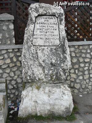 P01 [NOV-2012] Micul monument ce marchează începutul drumului către Dâmbovicioara