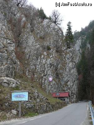 P02 [NOV-2012] Intrarea în Cheile Dâmbovicioarei (se vede şi ghereta unde se plăteşte taxa) 