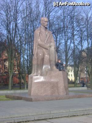 [P03] Statuia lui Janis Rainis, poet leton candidat la Premiul Nobel pentru literatureă în 1920.  » foto by mauricius*
 - 
<span class="allrVoted glyphicon glyphicon-heart hidden" id="av456997"></span>
<a class="m-l-10 hidden" id="sv456997" onclick="voting_Foto_DelVot(,456997,4214)" role="button">șterge vot <span class="glyphicon glyphicon-remove"></span></a>
<a id="v9456997" class=" c-red"  onclick="voting_Foto_SetVot(456997)" role="button"><span class="glyphicon glyphicon-heart-empty"></span> <b>LIKE</b> = Votează poza</a> <img class="hidden"  id="f456997W9" src="/imagini/loader.gif" border="0" /><span class="AjErrMes hidden" id="e456997ErM"></span>