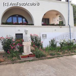 P07 [JUN-2024] Ciolcești, Argeș, Casa Memorială Dinu Lipatti, Bustul „DINU LIPATTI, 1917 – 1950” opera sculptorului Ion Irimescu