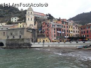 [P51] Portul din Vernazza cu biserica, puțin altfel.  » foto by Aurici
 - 
<span class="allrVoted glyphicon glyphicon-heart hidden" id="av967181"></span>
<a class="m-l-10 hidden" id="sv967181" onclick="voting_Foto_DelVot(,967181,4285)" role="button">șterge vot <span class="glyphicon glyphicon-remove"></span></a>
<a id="v9967181" class=" c-red"  onclick="voting_Foto_SetVot(967181)" role="button"><span class="glyphicon glyphicon-heart-empty"></span> <b>LIKE</b> = Votează poza</a> <img class="hidden"  id="f967181W9" src="/imagini/loader.gif" border="0" /><span class="AjErrMes hidden" id="e967181ErM"></span>