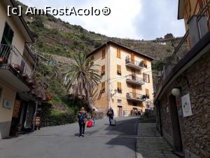 [P25] Strada principală din Manarola. În partea dreaptă de la ieșirea din tunel, spre Biserica San Lorenzo.  » foto by Aurici
 - 
<span class="allrVoted glyphicon glyphicon-heart hidden" id="av967556"></span>
<a class="m-l-10 hidden" id="sv967556" onclick="voting_Foto_DelVot(,967556,4285)" role="button">șterge vot <span class="glyphicon glyphicon-remove"></span></a>
<a id="v9967556" class=" c-red"  onclick="voting_Foto_SetVot(967556)" role="button"><span class="glyphicon glyphicon-heart-empty"></span> <b>LIKE</b> = Votează poza</a> <img class="hidden"  id="f967556W9" src="/imagini/loader.gif" border="0" /><span class="AjErrMes hidden" id="e967556ErM"></span>