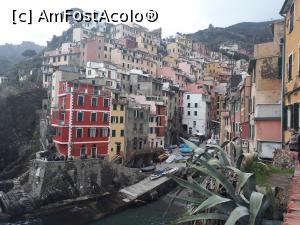 [P52] Riomaggiore - vedere din port.  » foto by Aurici
 - 
<span class="allrVoted glyphicon glyphicon-heart hidden" id="av967583"></span>
<a class="m-l-10 hidden" id="sv967583" onclick="voting_Foto_DelVot(,967583,4285)" role="button">șterge vot <span class="glyphicon glyphicon-remove"></span></a>
<a id="v9967583" class=" c-red"  onclick="voting_Foto_SetVot(967583)" role="button"><span class="glyphicon glyphicon-heart-empty"></span> <b>LIKE</b> = Votează poza</a> <img class="hidden"  id="f967583W9" src="/imagini/loader.gif" border="0" /><span class="AjErrMes hidden" id="e967583ErM"></span>