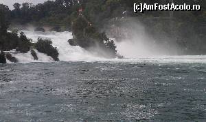 [P11] Ploaia de stropi și steagul Elveției la Cascada Rinului din Neuhausen, cantonul Schaffhausen, Elveția.  » foto by traian.leuca †
 - 
<span class="allrVoted glyphicon glyphicon-heart hidden" id="av584916"></span>
<a class="m-l-10 hidden" id="sv584916" onclick="voting_Foto_DelVot(,584916,4297)" role="button">șterge vot <span class="glyphicon glyphicon-remove"></span></a>
<a id="v9584916" class=" c-red"  onclick="voting_Foto_SetVot(584916)" role="button"><span class="glyphicon glyphicon-heart-empty"></span> <b>LIKE</b> = Votează poza</a> <img class="hidden"  id="f584916W9" src="/imagini/loader.gif" border="0" /><span class="AjErrMes hidden" id="e584916ErM"></span>