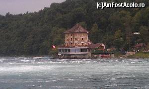 [P21] Fostul castel văzut de pe malul opus al Rinului. Cascada Rinului, Neuhausen, cantonul Schaffhausen, Elveția.  » foto by traian.leuca †
 - 
<span class="allrVoted glyphicon glyphicon-heart hidden" id="av584926"></span>
<a class="m-l-10 hidden" id="sv584926" onclick="voting_Foto_DelVot(,584926,4297)" role="button">șterge vot <span class="glyphicon glyphicon-remove"></span></a>
<a id="v9584926" class=" c-red"  onclick="voting_Foto_SetVot(584926)" role="button"><span class="glyphicon glyphicon-heart-empty"></span> <b>LIKE</b> = Votează poza</a> <img class="hidden"  id="f584926W9" src="/imagini/loader.gif" border="0" /><span class="AjErrMes hidden" id="e584926ErM"></span>