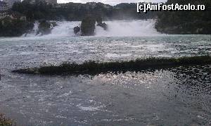 [P07] Micul lac și cascada văzută din față. Cascada Rinului, Neuhausen, cantonul Schaffhausen, Elveția.  » foto by traian.leuca †
 - 
<span class="allrVoted glyphicon glyphicon-heart hidden" id="av584912"></span>
<a class="m-l-10 hidden" id="sv584912" onclick="voting_Foto_DelVot(,584912,4297)" role="button">șterge vot <span class="glyphicon glyphicon-remove"></span></a>
<a id="v9584912" class=" c-red"  onclick="voting_Foto_SetVot(584912)" role="button"><span class="glyphicon glyphicon-heart-empty"></span> <b>LIKE</b> = Votează poza</a> <img class="hidden"  id="f584912W9" src="/imagini/loader.gif" border="0" /><span class="AjErrMes hidden" id="e584912ErM"></span>