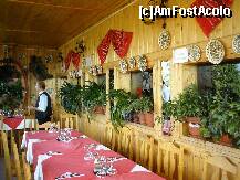 [P19] În restaurant, un  ospătar e gata să ia comanda » foto by Costi
 - 
<span class="allrVoted glyphicon glyphicon-heart hidden" id="av117663"></span>
<a class="m-l-10 hidden" id="sv117663" onclick="voting_Foto_DelVot(,117663,4302)" role="button">șterge vot <span class="glyphicon glyphicon-remove"></span></a>
<a id="v9117663" class=" c-red"  onclick="voting_Foto_SetVot(117663)" role="button"><span class="glyphicon glyphicon-heart-empty"></span> <b>LIKE</b> = Votează poza</a> <img class="hidden"  id="f117663W9" src="/imagini/loader.gif" border="0" /><span class="AjErrMes hidden" id="e117663ErM"></span>