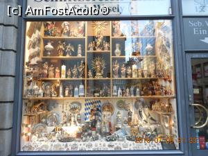 [P18] Vitrina cu suveniruri » foto by lilianaooo
 - 
<span class="allrVoted glyphicon glyphicon-heart hidden" id="av772358"></span>
<a class="m-l-10 hidden" id="sv772358" onclick="voting_Foto_DelVot(,772358,4310)" role="button">șterge vot <span class="glyphicon glyphicon-remove"></span></a>
<a id="v9772358" class=" c-red"  onclick="voting_Foto_SetVot(772358)" role="button"><span class="glyphicon glyphicon-heart-empty"></span> <b>LIKE</b> = Votează poza</a> <img class="hidden"  id="f772358W9" src="/imagini/loader.gif" border="0" /><span class="AjErrMes hidden" id="e772358ErM"></span>