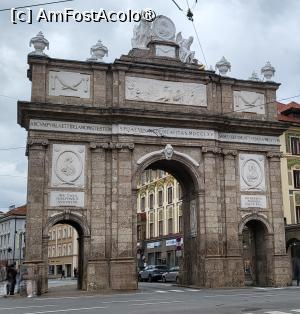 [P08] <strong>Arcul de triumf</strong> de inspiratie romana, bogat decorat cu reliefuri artistice din marmura, se afla la capatul strazii Maria-Theresien-Straße. A fost construit in 1765 la cererea imparatesei Maria Tereza a Austriei, in cinstea casatoriei fiului ei, Arhiducele Leopold al II-lea, cu Maria Louise a Spaniei. Cu toate acestea, este in aceeasi masura, simbol al bucuriei, dar si al tristetii. In timpul festivitatilor de nunta, sotul Mariei Tereza, imparatul Francisc I a murit. Prin urmare, partea de sud are elemente care celebreaza tema nuntii, in timp ce latura de nord prezinta motive de doliu pentru a comemora moartea subita a imparatului. » foto by geani anto
 - 
<span class="allrVoted glyphicon glyphicon-heart hidden" id="av1422156"></span>
<a class="m-l-10 hidden" id="sv1422156" onclick="voting_Foto_DelVot(,1422156,4343)" role="button">șterge vot <span class="glyphicon glyphicon-remove"></span></a>
<a id="v91422156" class=" c-red"  onclick="voting_Foto_SetVot(1422156)" role="button"><span class="glyphicon glyphicon-heart-empty"></span> <b>LIKE</b> = Votează poza</a> <img class="hidden"  id="f1422156W9" src="/imagini/loader.gif" border="0" /><span class="AjErrMes hidden" id="e1422156ErM"></span>