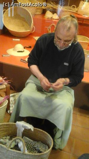 [P45] 45. Așa se realizează împletiturile din frunze de palmier.  » foto by msnd
 - 
<span class="allrVoted glyphicon glyphicon-heart hidden" id="av780584"></span>
<a class="m-l-10 hidden" id="sv780584" onclick="voting_Foto_DelVot(,780584,4407)" role="button">șterge vot <span class="glyphicon glyphicon-remove"></span></a>
<a id="v9780584" class=" c-red"  onclick="voting_Foto_SetVot(780584)" role="button"><span class="glyphicon glyphicon-heart-empty"></span> <b>LIKE</b> = Votează poza</a> <img class="hidden"  id="f780584W9" src="/imagini/loader.gif" border="0" /><span class="AjErrMes hidden" id="e780584ErM"></span>
