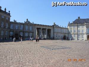 [P04] Copenhaga - Palatul Amalienborg, reşedinţa familiei regale daneze.  » foto by iulianic
 - 
<span class="allrVoted glyphicon glyphicon-heart hidden" id="av508048"></span>
<a class="m-l-10 hidden" id="sv508048" onclick="voting_Foto_DelVot(,508048,4424)" role="button">șterge vot <span class="glyphicon glyphicon-remove"></span></a>
<a id="v9508048" class=" c-red"  onclick="voting_Foto_SetVot(508048)" role="button"><span class="glyphicon glyphicon-heart-empty"></span> <b>LIKE</b> = Votează poza</a> <img class="hidden"  id="f508048W9" src="/imagini/loader.gif" border="0" /><span class="AjErrMes hidden" id="e508048ErM"></span>