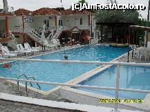 [P15] curtea hotelului Estia 2*, la intrare sunt cele doua piscine, intre piscine si cladirile care se vad in stanga, este drumul pe care am mers noi cu masina spre camera noastra. » foto by adryana
 - 
<span class="allrVoted glyphicon glyphicon-heart hidden" id="av233437"></span>
<a class="m-l-10 hidden" id="sv233437" onclick="voting_Foto_DelVot(,233437,4484)" role="button">șterge vot <span class="glyphicon glyphicon-remove"></span></a>
<a id="v9233437" class=" c-red"  onclick="voting_Foto_SetVot(233437)" role="button"><span class="glyphicon glyphicon-heart-empty"></span> <b>LIKE</b> = Votează poza</a> <img class="hidden"  id="f233437W9" src="/imagini/loader.gif" border="0" /><span class="AjErrMes hidden" id="e233437ErM"></span>