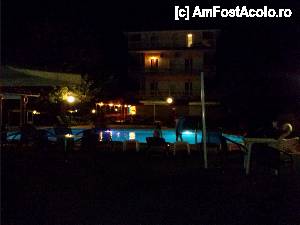 [P04] in fata piscinei de la hotel » foto by nicoletaioni
 - 
<span class="allrVoted glyphicon glyphicon-heart hidden" id="av467614"></span>
<a class="m-l-10 hidden" id="sv467614" onclick="voting_Foto_DelVot(,467614,4540)" role="button">șterge vot <span class="glyphicon glyphicon-remove"></span></a>
<a id="v9467614" class=" c-red"  onclick="voting_Foto_SetVot(467614)" role="button"><span class="glyphicon glyphicon-heart-empty"></span> <b>LIKE</b> = Votează poza</a> <img class="hidden"  id="f467614W9" src="/imagini/loader.gif" border="0" /><span class="AjErrMes hidden" id="e467614ErM"></span>