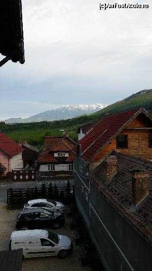 [P05] Vedere spre fata pensiunii (facuta din balconul de la hol, din lateral). In 14 mai muntii inca mai aveau zapada pe culmi (in planul indepartat):-)  » foto by FlorinMr
 - 
<span class="allrVoted glyphicon glyphicon-heart hidden" id="av623505"></span>
<a class="m-l-10 hidden" id="sv623505" onclick="voting_Foto_DelVot(,623505,4548)" role="button">șterge vot <span class="glyphicon glyphicon-remove"></span></a>
<a id="v9623505" class=" c-red"  onclick="voting_Foto_SetVot(623505)" role="button"><span class="glyphicon glyphicon-heart-empty"></span> <b>LIKE</b> = Votează poza</a> <img class="hidden"  id="f623505W9" src="/imagini/loader.gif" border="0" /><span class="AjErrMes hidden" id="e623505ErM"></span>