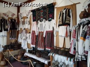 [P12] Parcul tematic ”Ion Creangă” de la Târgu Neamț; expoziție de costume populare. » foto by Floryn81
 - 
<span class="allrVoted glyphicon glyphicon-heart hidden" id="av1215211"></span>
<a class="m-l-10 hidden" id="sv1215211" onclick="voting_Foto_DelVot(,1215211,4549)" role="button">șterge vot <span class="glyphicon glyphicon-remove"></span></a>
<a id="v91215211" class=" c-red"  onclick="voting_Foto_SetVot(1215211)" role="button"><span class="glyphicon glyphicon-heart-empty"></span> <b>LIKE</b> = Votează poza</a> <img class="hidden"  id="f1215211W9" src="/imagini/loader.gif" border="0" /><span class="AjErrMes hidden" id="e1215211ErM"></span>