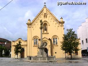 [P15] Biserica Capucina, dedicata Sf. Stefan al Ungariei, apartine ordinului Capucin, care a sosit in Bratislava in anul 1676. Biserica a fost construita in anul 1717 si este decorata extrem de simplu. Deasupra portalului principal se afla statuia Sf. Stefan, iar in fata bisericii se gaseste o coloana construita in anul 1723 si dedicata Fecioarei Maria.  » foto by stellinna
 - 
<span class="allrVoted glyphicon glyphicon-heart hidden" id="av678214"></span>
<a class="m-l-10 hidden" id="sv678214" onclick="voting_Foto_DelVot(,678214,4596)" role="button">șterge vot <span class="glyphicon glyphicon-remove"></span></a>
<a id="v9678214" class=" c-red"  onclick="voting_Foto_SetVot(678214)" role="button"><span class="glyphicon glyphicon-heart-empty"></span> <b>LIKE</b> = Votează poza</a> <img class="hidden"  id="f678214W9" src="/imagini/loader.gif" border="0" /><span class="AjErrMes hidden" id="e678214ErM"></span>