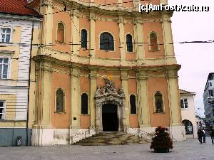 [P19] Biserica Trinitariana a fost construita in prima jumatate a sec. al XVIII-lea si destinata initial Ordinului Sfintei Treimi. Din 1854 ea serveste ca biserica parohiala a Preasfintei Treimi. Bolta bisericii are o pictura in ulei de A. Galli Bibien (1740).  » foto by stellinna
 - 
<span class="allrVoted glyphicon glyphicon-heart hidden" id="av678225"></span>
<a class="m-l-10 hidden" id="sv678225" onclick="voting_Foto_DelVot(,678225,4596)" role="button">șterge vot <span class="glyphicon glyphicon-remove"></span></a>
<a id="v9678225" class=" c-red"  onclick="voting_Foto_SetVot(678225)" role="button"><span class="glyphicon glyphicon-heart-empty"></span> <b>LIKE</b> = Votează poza</a> <img class="hidden"  id="f678225W9" src="/imagini/loader.gif" border="0" /><span class="AjErrMes hidden" id="e678225ErM"></span>