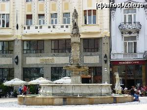 [P30] Fantana lui Roland, Bratislava
Cavalerul Roland a fost protectorul orasului. Legenda spune ca la fiecare 31 decembrie, la miezul noptii, facea un tur al orasului, tintind cu sabia lui catre cele patru puncte cardinale pentru a arata ca el protejeaza orasul.  » foto by stellinna
 - 
<span class="allrVoted glyphicon glyphicon-heart hidden" id="av678291"></span>
<a class="m-l-10 hidden" id="sv678291" onclick="voting_Foto_DelVot(,678291,4596)" role="button">șterge vot <span class="glyphicon glyphicon-remove"></span></a>
<a id="v9678291" class=" c-red"  onclick="voting_Foto_SetVot(678291)" role="button"><span class="glyphicon glyphicon-heart-empty"></span> <b>LIKE</b> = Votează poza</a> <img class="hidden"  id="f678291W9" src="/imagini/loader.gif" border="0" /><span class="AjErrMes hidden" id="e678291ErM"></span>