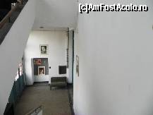 [P15] Scara către garderobă. Şi aici sînt omagiaţi cîţiva actori: Marin Moraru se vede cel mai evident, pe dreapta e Jean Constantin, iar jos pare a fi Anda Călugăreanu.  » foto by abancor
 - 
<span class="allrVoted glyphicon glyphicon-heart hidden" id="av423578"></span>
<a class="m-l-10 hidden" id="sv423578" onclick="voting_Foto_DelVot(,423578,4638)" role="button">șterge vot <span class="glyphicon glyphicon-remove"></span></a>
<a id="v9423578" class=" c-red"  onclick="voting_Foto_SetVot(423578)" role="button"><span class="glyphicon glyphicon-heart-empty"></span> <b>LIKE</b> = Votează poza</a> <img class="hidden"  id="f423578W9" src="/imagini/loader.gif" border="0" /><span class="AjErrMes hidden" id="e423578ErM"></span>