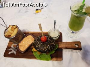 [P01] Burger de vita cu chifla neagra, cu sos si cartofi » foto by silvia tudoran
 - 
<span class="allrVoted glyphicon glyphicon-heart hidden" id="av1198510"></span>
<a class="m-l-10 hidden" id="sv1198510" onclick="voting_Foto_DelVot(,1198510,4640)" role="button">șterge vot <span class="glyphicon glyphicon-remove"></span></a>
<a id="v91198510" class=" c-red"  onclick="voting_Foto_SetVot(1198510)" role="button"><span class="glyphicon glyphicon-heart-empty"></span> <b>LIKE</b> = Votează poza</a> <img class="hidden"  id="f1198510W9" src="/imagini/loader.gif" border="0" /><span class="AjErrMes hidden" id="e1198510ErM"></span>