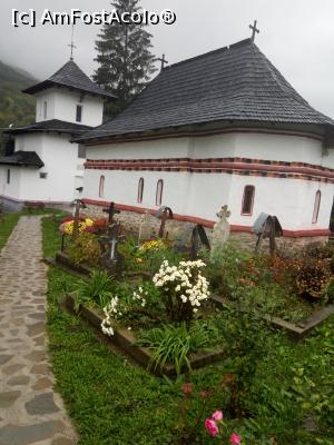 [P22] În curtea schitului Comanca este un mic cimitir. Acoperișul este din șindrilă, iar cornișa este zimțată. » foto by Daisy Petal
 - 
<span class="allrVoted glyphicon glyphicon-heart hidden" id="av1200726"></span>
<a class="m-l-10 hidden" id="sv1200726" onclick="voting_Foto_DelVot(,1200726,4666)" role="button">șterge vot <span class="glyphicon glyphicon-remove"></span></a>
<a id="v91200726" class=" c-red"  onclick="voting_Foto_SetVot(1200726)" role="button"><span class="glyphicon glyphicon-heart-empty"></span> <b>LIKE</b> = Votează poza</a> <img class="hidden"  id="f1200726W9" src="/imagini/loader.gif" border="0" /><span class="AjErrMes hidden" id="e1200726ErM"></span>